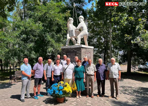 Ветерани-будівельники перед пам’ятником на вул. Криворіжсталі в Кривому Розі