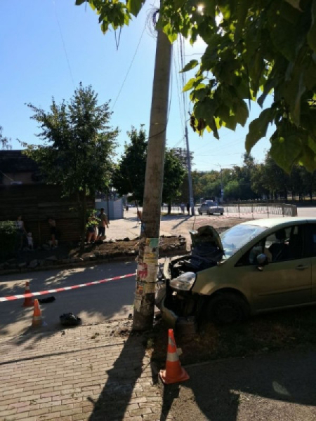 У Кривому Розі водій Renault врізався в стовп та втік з місця аварії