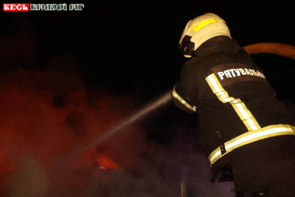Рятувальник гасить пожежу на Арселор Кривий Ріг після ракетного удару