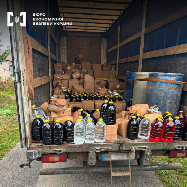 В Україні викрили масштабне незаконне виробництво алкогольних напоїв: вартість вилученої продукції та майна становить понад 4,3 млн грн