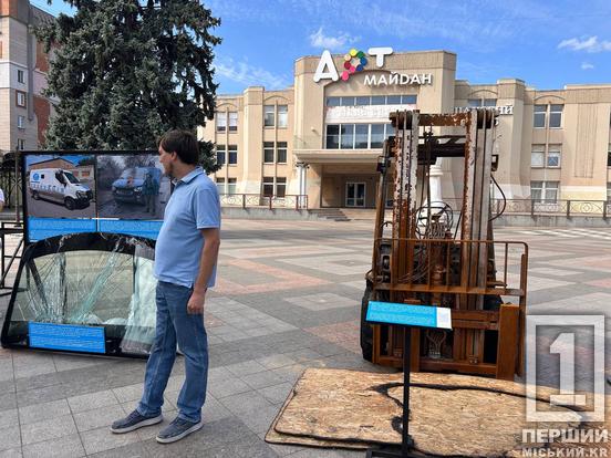 «Гуманітарна система під ударом»: у центрі Кривого Рогу відкрили виставку розстріляної евакуаційної техніки місії «Проліска»