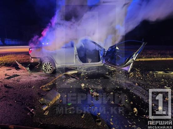 Моторошна аварія біля собору: Toyota врізалася у стовп та згоріла, двоє людей загинули