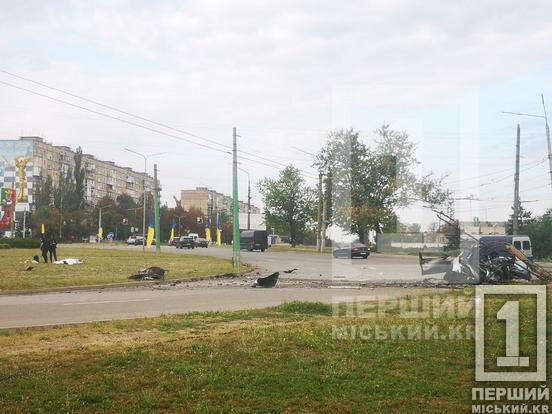 Моторошна аварія біля собору: Toyota врізалася у стовп та згоріла, двоє людей загинули