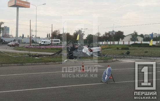 Моторошна аварія біля собору: Toyota врізалася у стовп та згоріла, двоє людей загинули