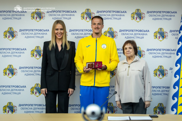 На Дніпропетровщині нагородили видатних спортсменів і тренерів: хто з криворіжців отримав відзнаку