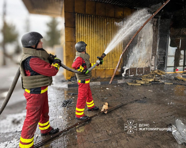 На Житомирщині російський безпілотник влучив у магазин біля АЗС: загинули дві людини