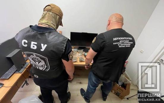 Наркотики з США у поштових посилках: митники та СБУ перекрили міжнародний канал контрабанди