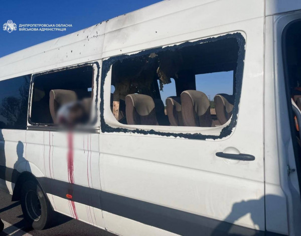 Нікопольщина: ворожий дрон влучив у рейсовий автобус — п'ятеро загиблих, щонайменше семеро поранених