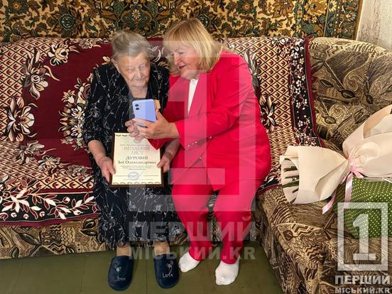 Сто років мудрості та оптимізму: у Кривому Розі привітали ювілярку Зою Дурову