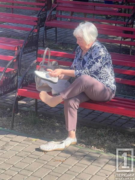 Турбота про містян: у Парку щастя родина підприємців передала понад 100 пар взуття тим, хто цього потребує