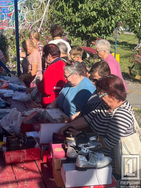 Турбота про містян: у Парку щастя родина підприємців передала понад 100 пар взуття тим, хто цього потребує
