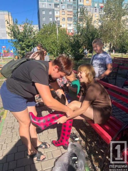 Турбота про містян: у Парку щастя родина підприємців передала понад 100 пар взуття тим, хто цього потребує