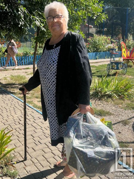 Турбота про містян: у Парку щастя родина підприємців передала понад 100 пар взуття тим, хто цього потребує