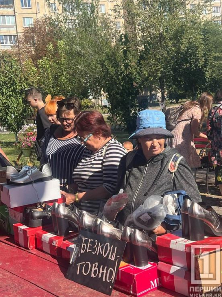 Турбота про містян: у Парку щастя родина підприємців передала понад 100 пар взуття тим, хто цього потребує