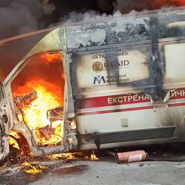 У Херсоні ворожий БпЛА поцілив в автівку швидкої допомоги: двоє медиків поранені