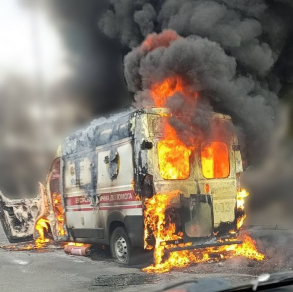 У Херсоні ворожий БпЛА поцілив в автівку швидкої допомоги: двоє медиків поранені