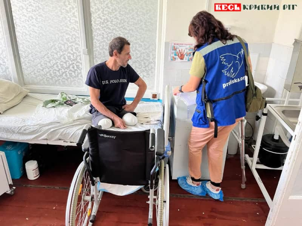 Пан Андрій втратив ноги від міни, лікується у Кривому Розі