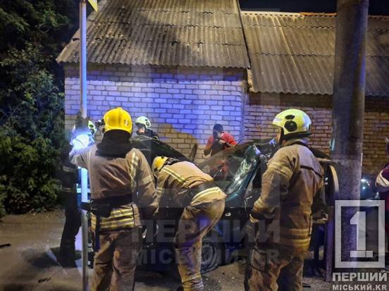 У Кривому Розі на МОДРі легковик врізався у стовп: водія деблокували рятувальники