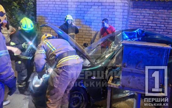 У Кривому Розі на МОДРі легковик врізався у стовп: водія деблокували рятувальники