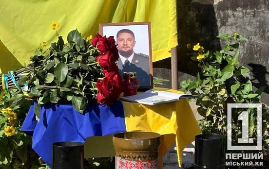 У пам'ять про капітана Олега Темченка: на фасаді гімназії №38 відкрили меморіальну дошку