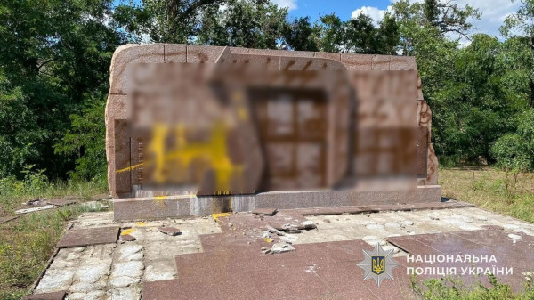 У Самарі двоє юнаків розмалювали пам’ятний знак нацистською символікою