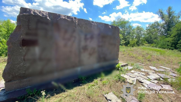 У Самарі двоє юнаків розмалювали пам’ятний знак нацистською символікою