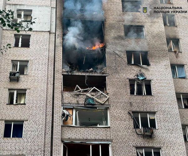 Вранці російський безпілотник влучив у багатоповерхівку в Києві: одна людина загинула
