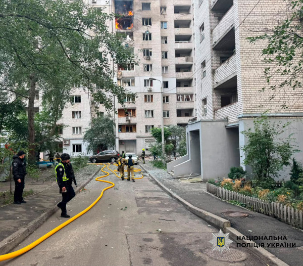 Вранці російський безпілотник влучив у багатоповерхівку в Києві: одна людина загинула