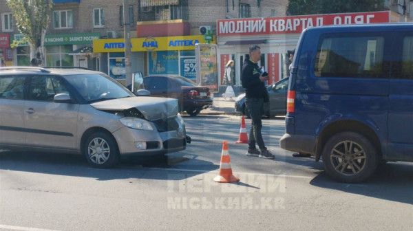Занадто близько: на проспекті Металургів Skoda наздогнала Volkswagen
