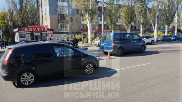 Занадто близько: на проспекті Металургів Skoda наздогнала Volkswagen