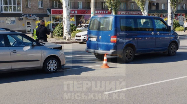Занадто близько: на проспекті Металургів Skoda наздогнала Volkswagen