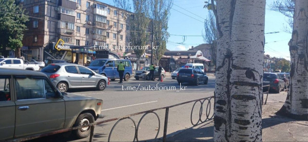 Занадто близько: на проспекті Металургів Skoda наздогнала Volkswagen