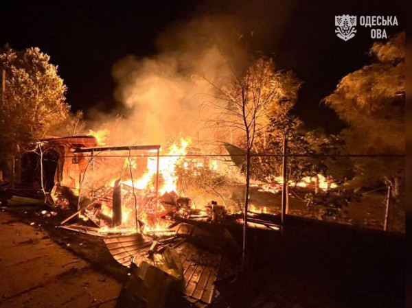 Атака на Одещину спричинила масштабну пожежу: пошкоджено промислові та портові об'єкти