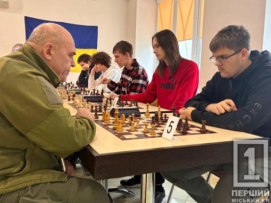 Азарт, досвід і тактика за однією дошкою: у Кривому Розі провели шаховий батл між молоддю та літніми містянами