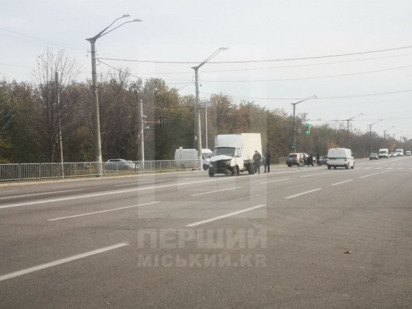 Кросовер і вантажівка не розминулися на Розвилці: поліція з'ясовує обставини