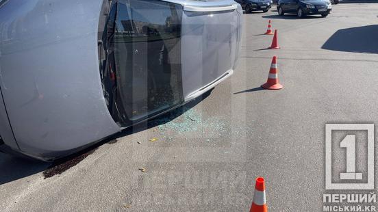 На кільці 95-го кварталу в Кривому Розі перекинулася автівка: постраждала водійка