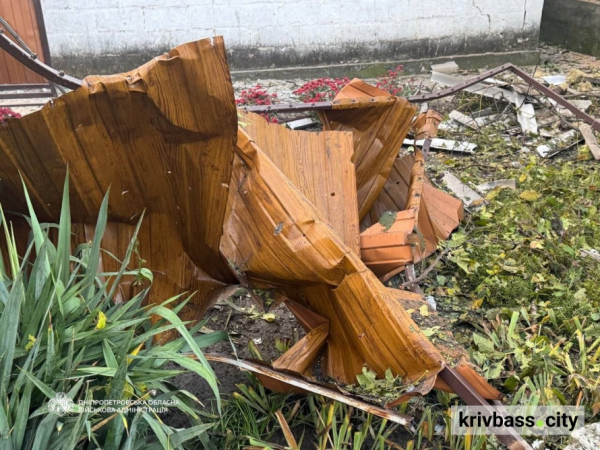 На Криворіжжі пошкоджені будинок та інфраструктура: росіяни атакували чотири райони Дніпропетровщини