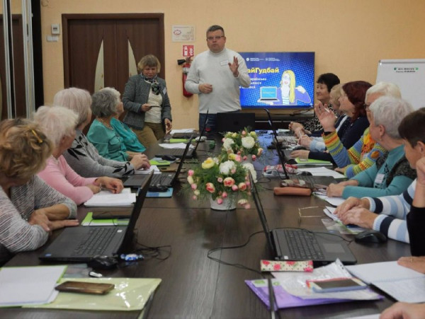 «Не піддаватися паніці та перевіряти інформацію»: в Університеті третього віку  проходять заняття з платіжної безпеки