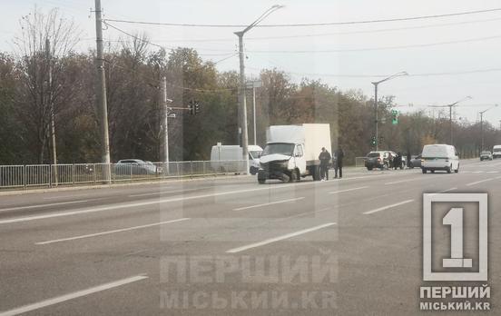 Не розминулися на перехресті: у Кривому Розі на Розвилці вантажівка протаранила кросовер Kia