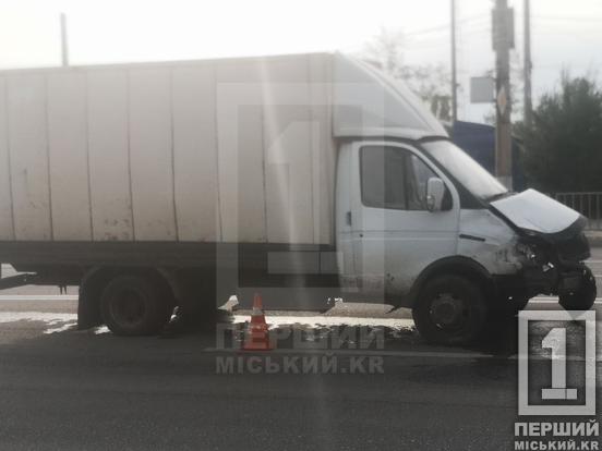 Не розминулися на перехресті: у Кривому Розі на Розвилці вантажівка протаранила кросовер Kia