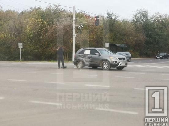 Не розминулися на перехресті: у Кривому Розі на Розвилці вантажівка протаранила кросовер Kia