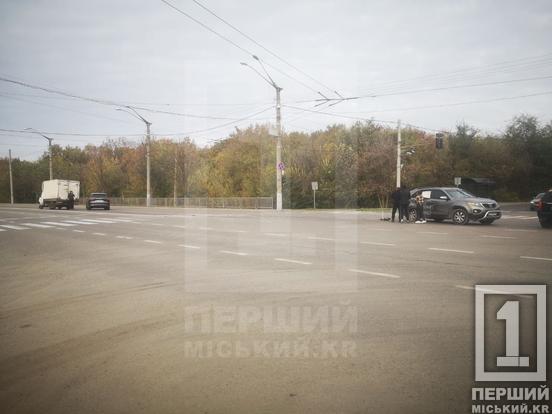 Не розминулися на перехресті: у Кривому Розі на Розвилці вантажівка протаранила кросовер Kia