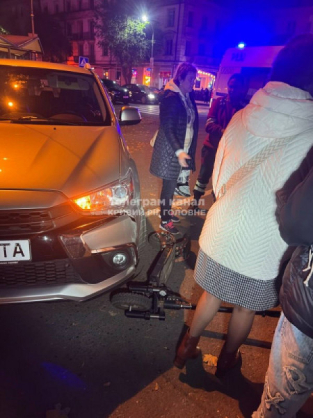Самокат потрапив у ДТП на Поштовому: подробиці про постраждалих ще встановлюють