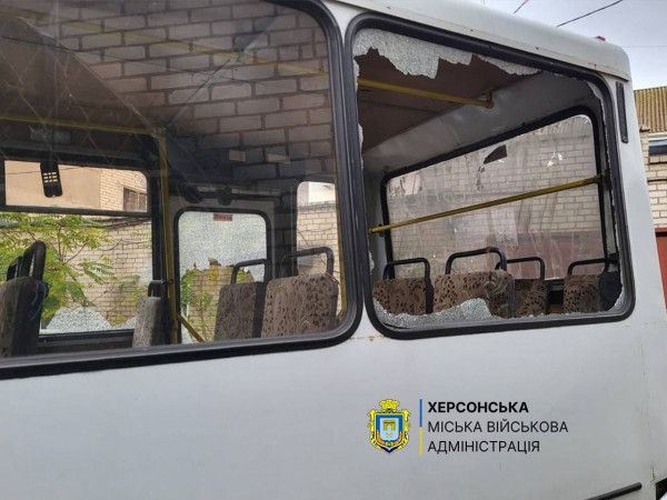 У Херсоні російський безпілотник атакував пасажирський автобус: шестеро людей отримали поранення