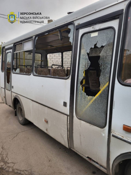 У Херсоні російський безпілотник атакував пасажирський автобус: шестеро людей отримали поранення