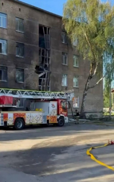 У Києві російський безпілотник влучив у будівлю школи