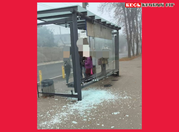 Розтрощена вандалами зупинка в Тернах в Кривому Розі