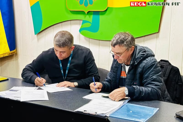 Фермер підписує папери на отримання «Озимого дизелю» у Криворізькому р-ні