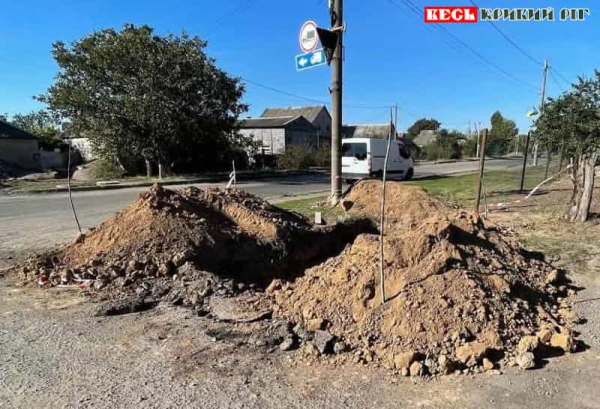 Яма комунальників посеред Апостолового Криворізького району