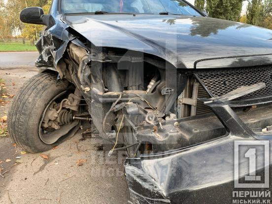 Занесло на слизькій дорозі: у Металургійному районі легковик врізався у стовп